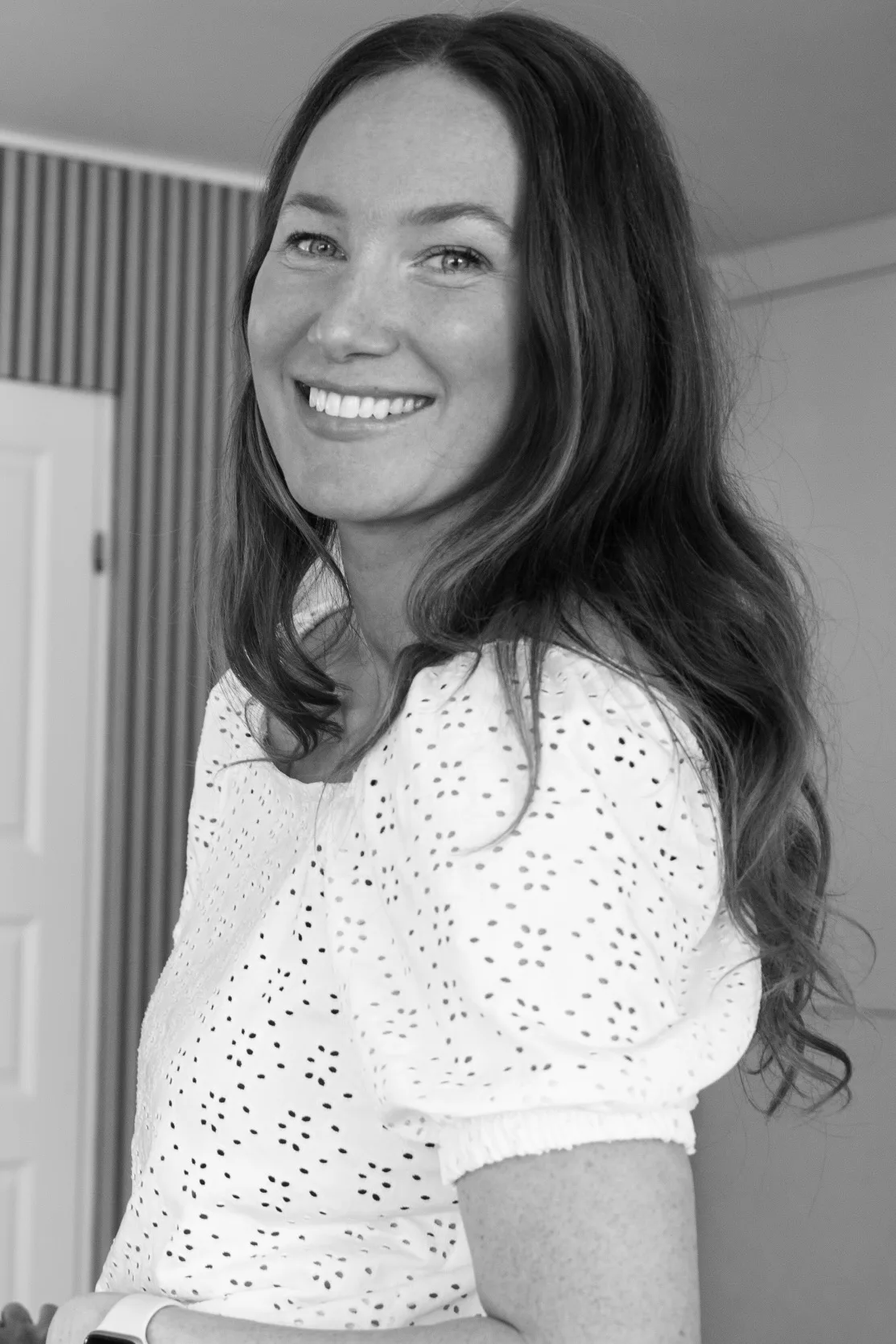 Bella, inredare på NoBella, leende i svartvitt porträtt