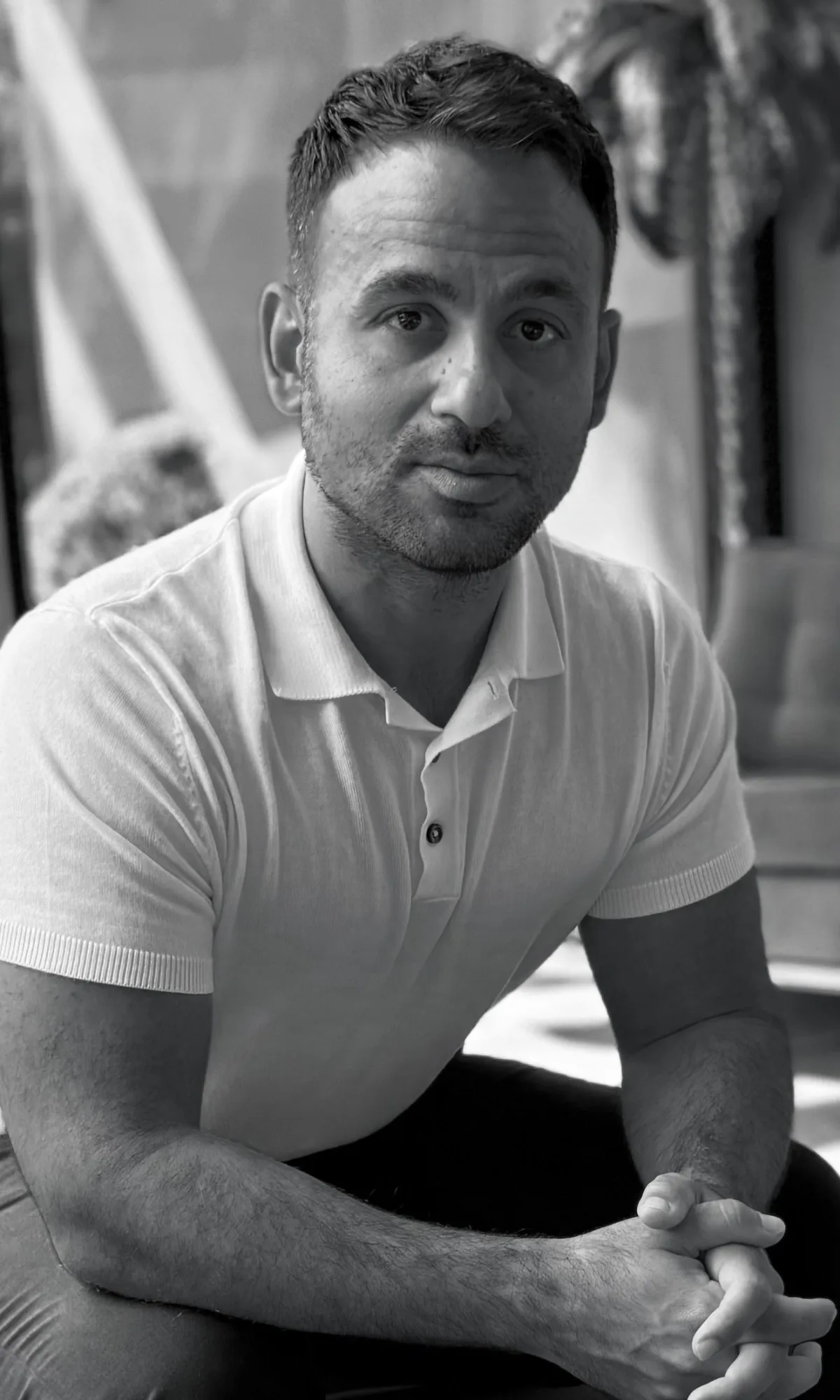 Nader Anouti, projektledare på NoBella, svartvitt närbildsporträtt